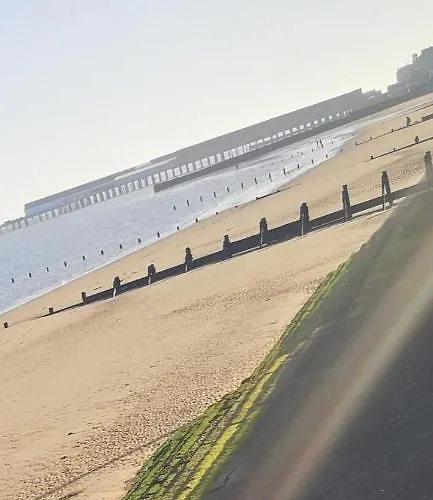 Lovely 2-Bed Caravan In Walton On The Naze