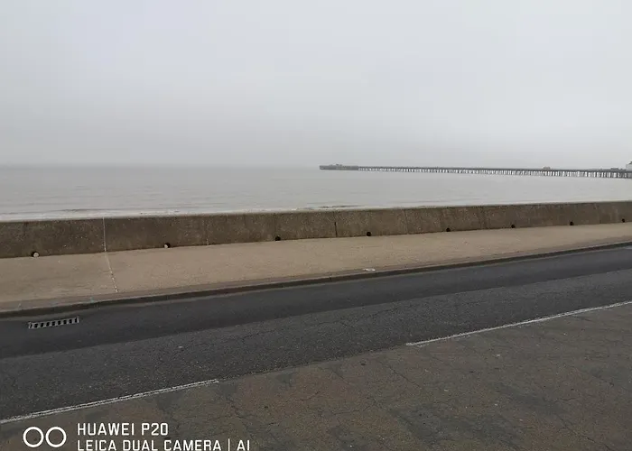 Lovely 2-Bed Caravan In Walton On The Naze