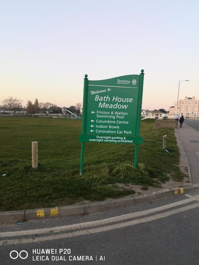 Lovely 2-bed Caravan In On The Naze Apartment *