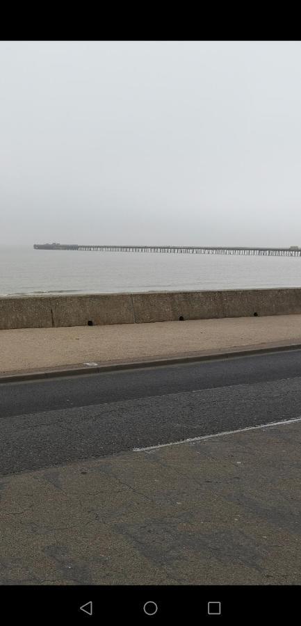 Lovely 2-bed Caravan In On The Naze Apartment Walton-on-the-Naze