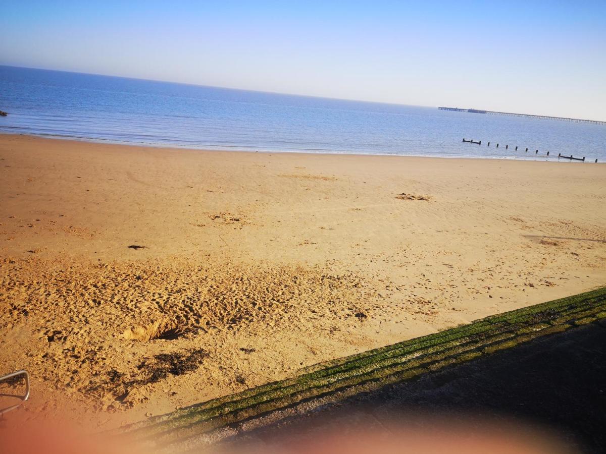 Lovely 2-bed Caravan In On The Naze *