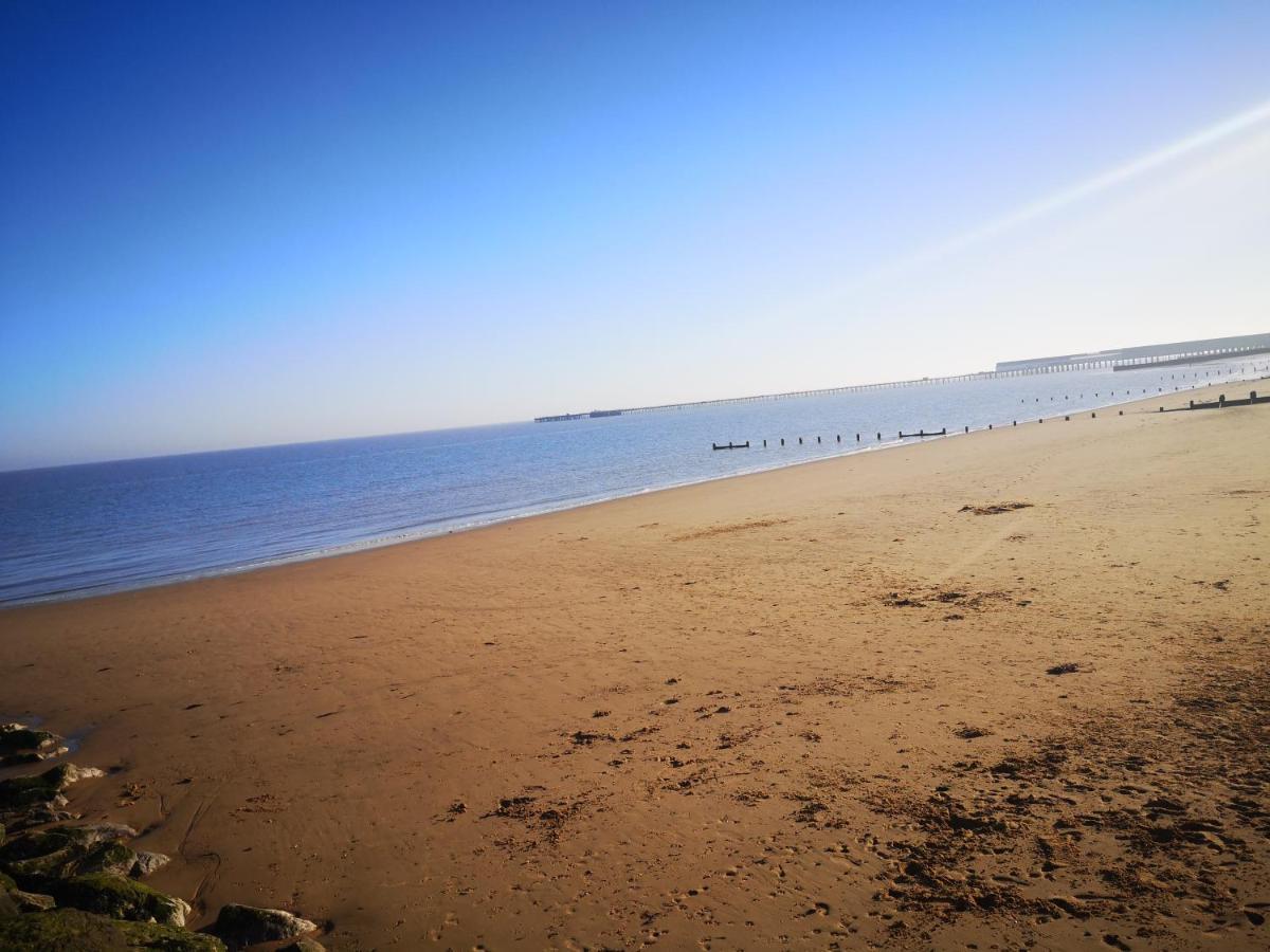 Lovely 2-bed Caravan In On The Naze *
